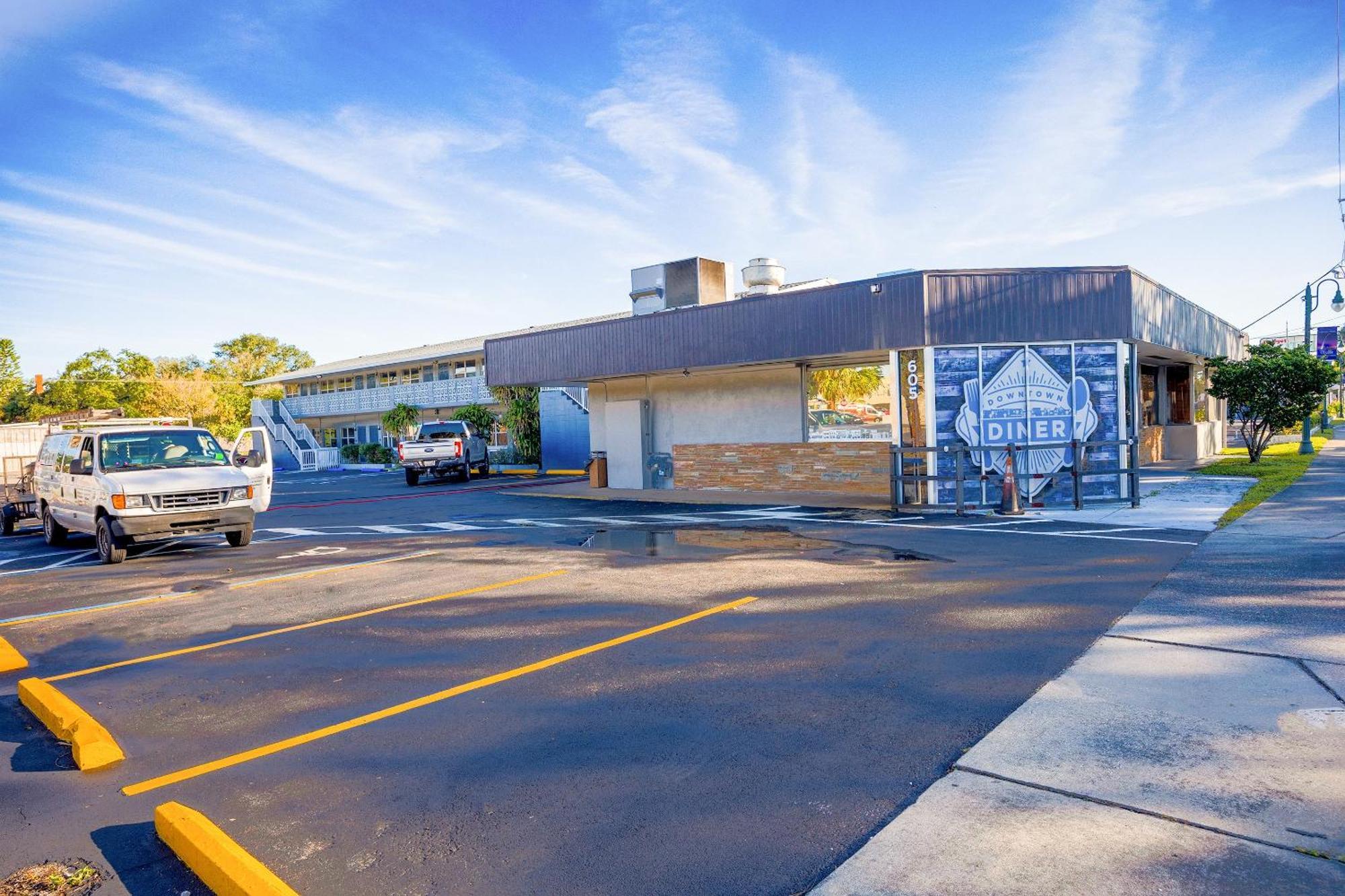 Sunrise Inn By Oyo Titusville Fl Exterior photo
