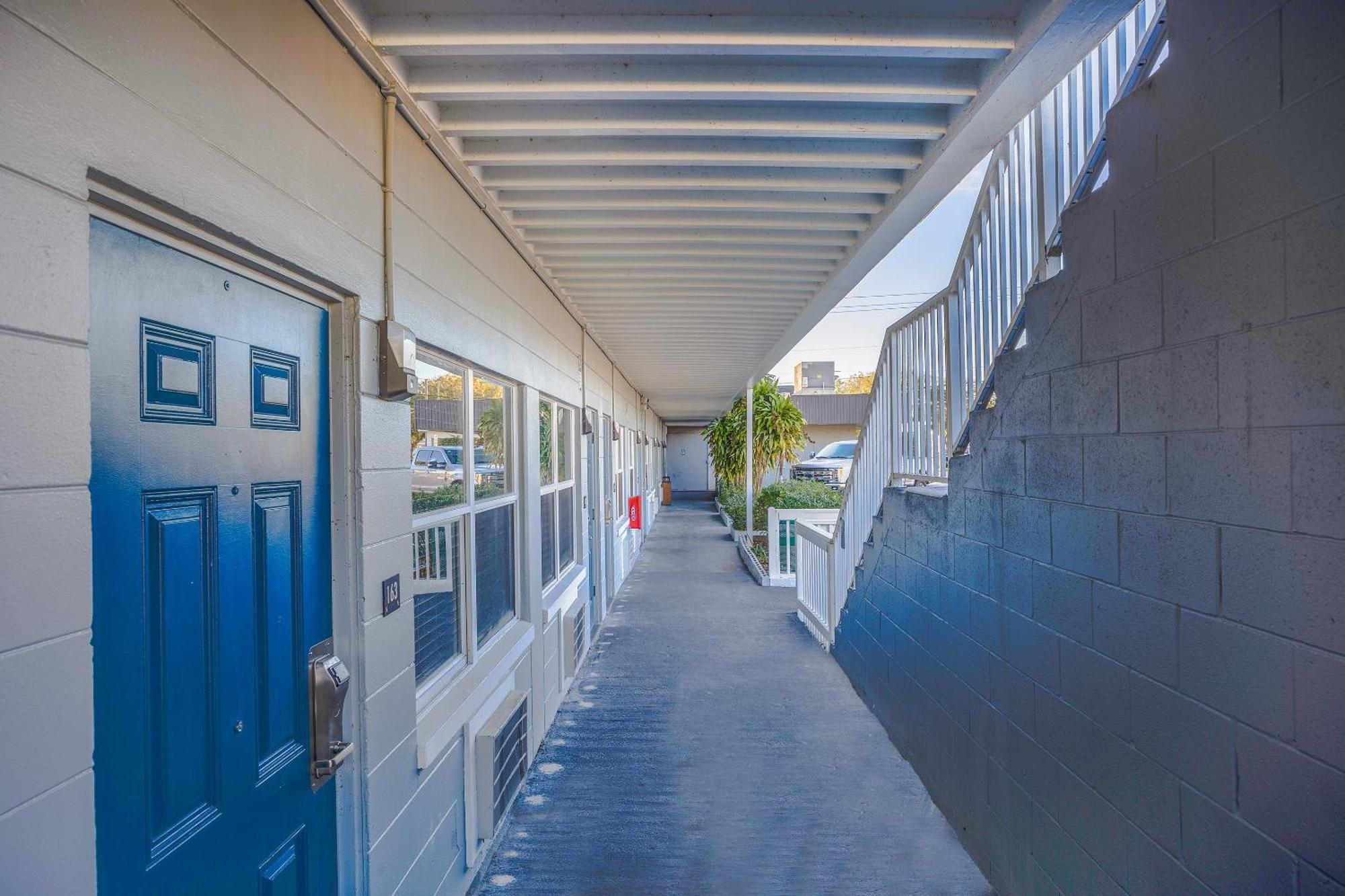 Sunrise Inn By Oyo Titusville Fl Exterior photo